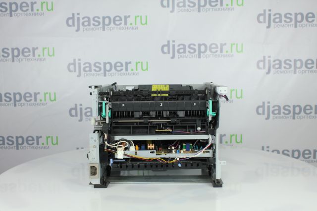Осторожно раздвиньте принтер и снимите печку HP LaserJet 1320 