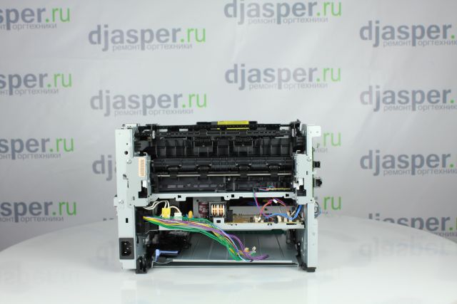 Отсоедините разъем питания и провод заземления HP LaserJet Pro 400 M401dne 