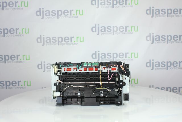 Отсоедините провод заземления HP LaserJet Pro P1102 
